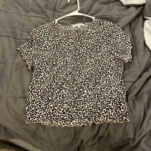 Super cute short sleeve leopard shirt